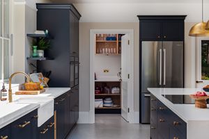 Phòng Trưng Bày Tùy Chỉnh Sang Trọng Tủ Bếp Gỗ Cứng Walnut Cổ Điển - Product Image 2