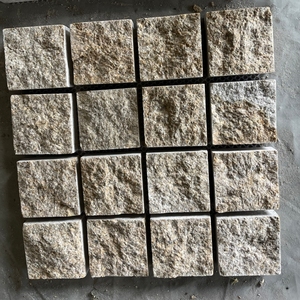 Dalles <span class=keywords><strong>de</strong></span> pavage paysager en granit jaune rouillé naturel, finition brisée, 10x10cm, à dos en maille, pour allées <span class=keywords><strong>de</strong></span> <span class=keywords><strong>jardin</strong></span> et <span class=keywords><strong>de</strong></span> parc - Vente en gros à prix abordable - Product Image 1