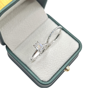 แหวนหมั้นเพชรโมอิสซาไนต์ทรงสี่เหลี่ยมมรกตแบบคลาสสิก 1 กะรัต พร้อมแหวนแต่งงานแบบครึ่งวงประดับเพชร ชุดเจ้าสาวสำหรับผู้หญิง เงินแท้ 925 - Product Image 1