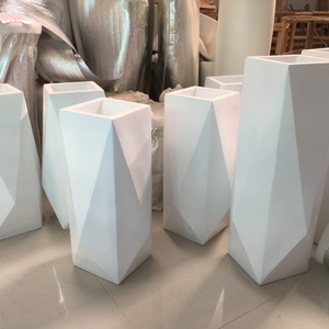 Macetas de Fibra de Vidrio Blancas para Paisajismo Comercial, Elegantes Macetas Geométricas Altas para Centros Comerciales - Product Image 4