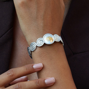Bracelet en argent à motif soleil avec incrustation dorée, design géométrique, unisexe, à porter au quotidien - Product Image 3