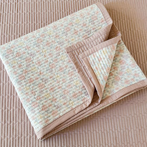 Housse de lit matelassée personnalisable en <span class=keywords><strong>gaze</strong></span> <span class=keywords><strong>double</strong></span> couche épaissie, ensemble trois pièces, adaptée à toutes les saisons, drap de lit antidérapant Tatami - Product Image 3