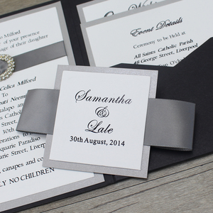 Élégantes cartes d'invitation de mariage personnalisées noires à trois volets avec bande de maintien et cartes RSVP - Product Image 6