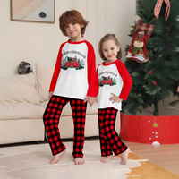 Nouvelle collection : Vêtements d'intérieur en polyester et terylène, style européen et américain, pour l'automne, avec imprimé sapin de Noël et voiture rouge, et patchwork à carreaux rouges et noirs.