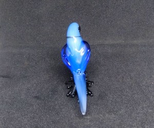 Bol en verre soufflé artisanal en forme de perroquet bleu, décoration animale, technique de lampwork, provenant du Rajasthan par Tiny Glass World - Product Image 4