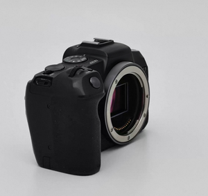 Una de las cámaras sin espejo de fotograma completo más ligeras, con un peso de solo 485 g, la EOS RP es una excelente cámara todo en uno para principiantes. - Product Image 4