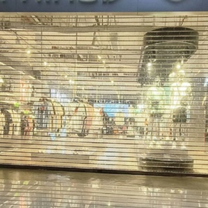 Barrière de protection automatisée à fermeture roulante haute visibilité pour les devantures de magasins et les garages commerciaux - Product Image 5