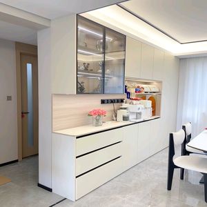 Faites une déclaration élégante avec ce <span class=keywords><strong>buffet</strong></span> <span class=keywords><strong>gris</strong></span> <span class=keywords><strong>clair</strong></span>, avec des tiroirs inférieurs pour dissimuler les ustensiles de cuisine quotidiens. - Product Image 2