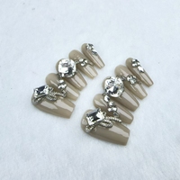 Las uñas artificiales hechas a mano, con un diseño elegante y lujoso con diamantes brillantes, son de alta calidad y reutilizables.