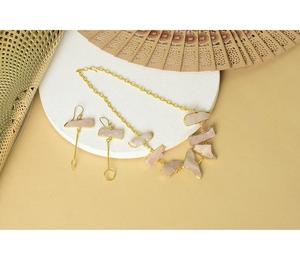 Collier romantique plaqué or à motif floral de roses pour femmes, avec des accents roses subtils et un design de chaîne à maillons fins - Product Image 6