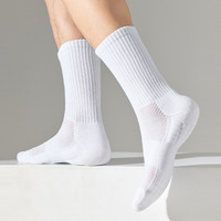 Chaussettes de sport de plein air en coton OEM Logo personnalisé Chaussettes de sport vierges pour hommes Bas de serviette de randonnée, course à pied et football