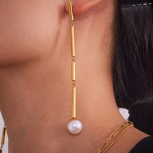 Orecchini Pendenti Lunghi con Catena a Graffetta in Gioielleria <span class=keywords><strong>Fine</strong></span>, Placcati in Oro 18k, Acciaio Inossidabile con Perle per Donna - Product Image 1