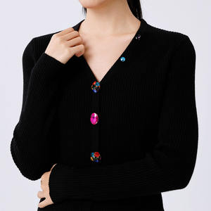 Cárdigan de punto con botones enjoyados de lujo para mujer OEM personalizado 100% Chaquetas de punto informales con cuello en V profundo de lana pura - Product Image 3