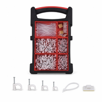 Kit d'outils mécaniques : Assortiment de pinces à câbles, serre-câbles et attaches zippées dans une boîte à outils en plastique pour la gestion des câbles en atelier