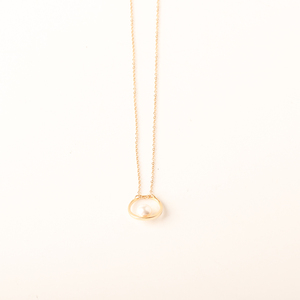 Collar de Acero Inoxidable Chapado en Oro de 18K de Diseño Original con Colgantes de Perlas Huecas Redondas Accesorio de Moda para Mujer - Product Image 4