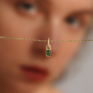 Collana con Pendente Taglio Smeraldo in Oro Giallo, Montatura a Castone, Minimalista, da Donna, per Uso Quotidiano, con Catena Box - Product Image 1