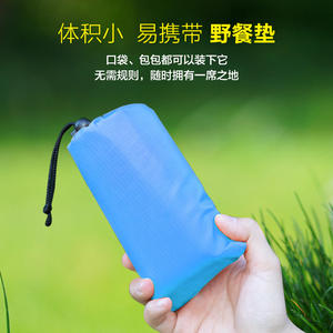 Manta de picnic rectangular de tela Oxford azul cielo, impermeable, portátil, para exteriores, para acampar, con estacas y bolsa de transporte. - Product Image 3