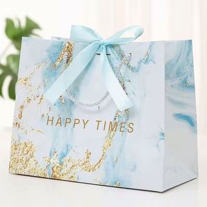 ถุงกระดาษช้อปปิ้งสีขาวขนาดใหญ่และกลาง พิมพ์ลายเต็มใบเคลือบลามิเนตแบบด้าน หรูหรา แข็งแรง ทนทาน สำหรับใส่เสื้อผ้า พร้อมโลโก้ - Product Image 4
