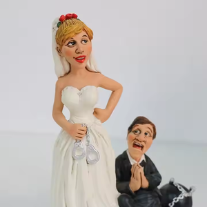 Artesanías de resina para recuerdo figuritas de pareja de boda personalizadas estatua de amantes del humor escultura de novia y novio para decoración mariage - Product Image 5