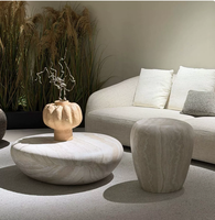 Table basse en résine artistique, effet travertin, pour décorer les salons des maisons de vacances et des villas