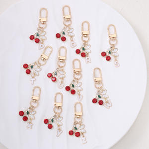 Alphabet anglais Charm pour casque Cherry Cute Bag Car Keychain Decoration Accessory. - Product Image 1