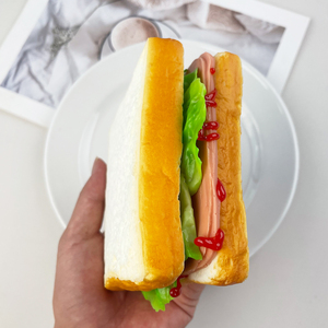 Modèle de sandwich carré en plastique écologique, imitation pain grillé avec bacon, jambon et laitue - Product Image 1