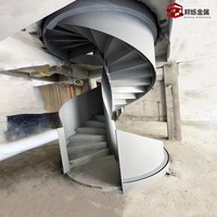 Escalier en acier inoxydable 304 ; Escalier en colimaçon moderne et minimaliste pour villa, marches courbes, construction en plaque d'acier à garde-corps haut