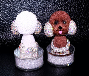 Adorno de coche con forma de perro con diamantes incrustados, figura de dibujos animados con cabeza oscilante, decoración de diamantes de imitación blancos y marrones, hecho en China, para regalos de coche - Product Image 3