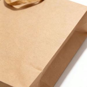 Sacs en papier kraft avec poignée à cordon personnalisés avec logo, recyclables, adaptés aux boutiques, aux cadeaux et aux achats promotionnels - Product Image 2