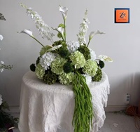 Dekorasi Bunga Meja Pernikahan Modern dari Sutra Putih Hijau + Kain, Bunga Calla Lily Hydrangea Gantung Amaranthus