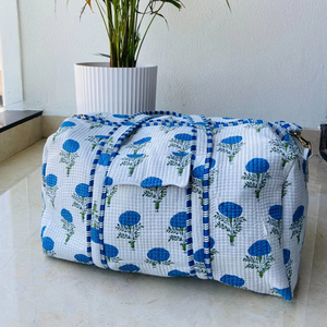 Sacs de voyage matelassés faits main blancs et bleus, grands sacs de voyage en tissu matelassé pour femmes, sacs de plage réutilisables pour la nuit - Product Image 1