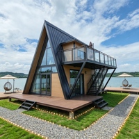 Villa préfabriquée en acier de forme triangulaire personnalisée avec terrasse pour l'hébergement en station balnéaire en bord de lac