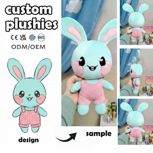 Fabricant <span class=keywords><strong>de</strong></span> jouets en peluche personnalisés : Lapin mini à longues oreilles en salopette pour présentoirs <span class=keywords><strong>de</strong></span> magasins <span class=keywords><strong>de</strong></span> maternité et <span class=keywords><strong>de</strong></span> puériculture, jouet en peluche personnalisé OEM - Product Image 1