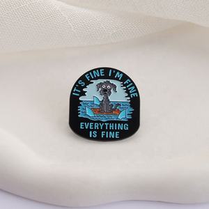 Spilla in Metallo Smaltato 'Tutto Va <span class=keywords><strong>Bene</strong></span>, <span class=keywords><strong>Io</strong></span> <span class=keywords><strong>Sto</strong></span> <span class=keywords><strong>Bene</strong></span>, Tutto Va <span class=keywords><strong>Bene</strong></span>', con Cane Umoristico Circondato da Squali, Distintivo da Bavero, Gioiello - Product Image 3