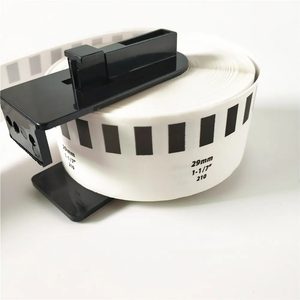 Rollo de papel de etiqueta térmica de envío de texto blanco autoadhesivo para impresora Brother DK2210 DK 22210 con soporte - Product Image 4