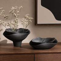 Bol décoratif en céramique noire avec un design à pétales superposés, bol sculptural pour la décoration de la maison