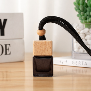 Deodorante per auto in bottiglia di vetro con ricarica vuota nera da 8ml con diffusore di profumo per auto con copertura in legno e nero - Product Image 3