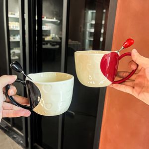 Taza <span class=keywords><strong>de</strong></span> Café <span class=keywords><strong>de</strong></span> Cerámica con Forma <span class=keywords><strong>de</strong></span> Corazón Rojo, Taza <span class=keywords><strong>de</strong></span> Agua <span class=keywords><strong>para</strong></span> Parejas con Patrón <span class=keywords><strong>de</strong></span> Corazón en Relieve, Taza <span class=keywords><strong>de</strong></span> Cerámica Personalizada <span class=keywords><strong>para</strong></span> el Día <span class=keywords><strong>de</strong></span> San Valentín o Bodas - Product Image 3