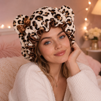 Bonnet de nuit en satin doux et chaud pour femme, motif léopard, avec oreilles d'ours en peluche et nœud décoratif, pour la protection des cheveux