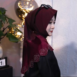 Nuova Sciarpa Estiva da Donna in Poliestere con Cristalli e Motivi Floreali (Pizzo Rosa Dubai con Strass Termoadesivi) - Product Image 2