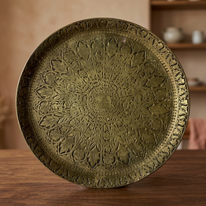 Plato Decorativo Redondo de Metal Hecho a Mano con Patrón de Plantas Grabado, Diseño Oriental - Product Image 4