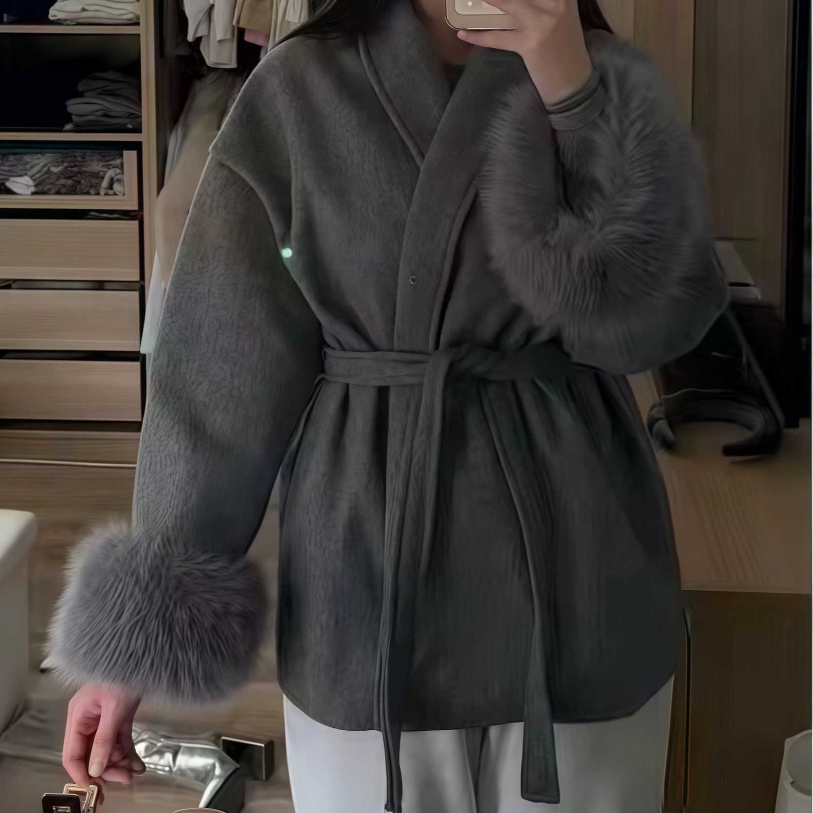 สีเทาเข้ม