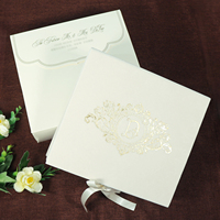Boîte en velours crémeux personnalisée haut de gamme avec invitation et cadeaux en acrylique miroir doré et ruban à franges