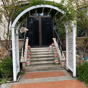 Pérgola de Jardín Semicerrada con Listones de Aluminio Tratado Térmicamente y Diseño Arqueado para Privacidad, Bloquea la Vista de los Vecinos y Permite la Crecimiento de Plantas Trepadoras - Product Image 1