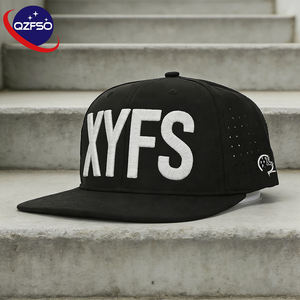 Casquette de baseball à visière plate de haute qualité avec logo brodé personnalisé QZFSO, en polyester noir, avec trous découpés au laser, fermeture snapback. - Product Image 1