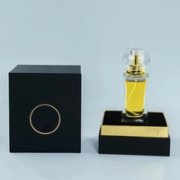 Boîte cadeau de luxe personnalisée en laque noire avec fermoir en métal doré, emballage rigide haut de gamme pour spiritueux, parfums, bijoux et cadeaux de luxe