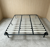 Base de lit moderne en métal noir avec sommier à lattes en bois, facile à assembler, pour lits Queen Size – Idéale pour hôtels, appartements, chambres et hôpitaux.