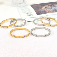 Bracelet en acier inoxydable de style européen avec cœur en strass pour couples, bijou tendance anti-ternissement