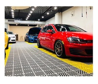 Carrelage de sol de garage moderne antidérapant pour lavage de voitures, design modulaire rigide en PVC, revêtement de sol en vinyle avec système de drainage