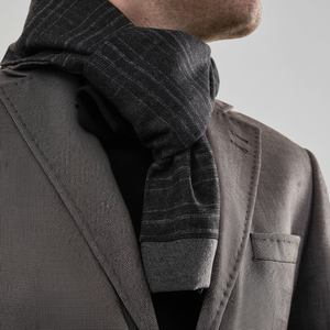 Écharpe châle double face en laine à motifs noirs et blancs - Product Image 2